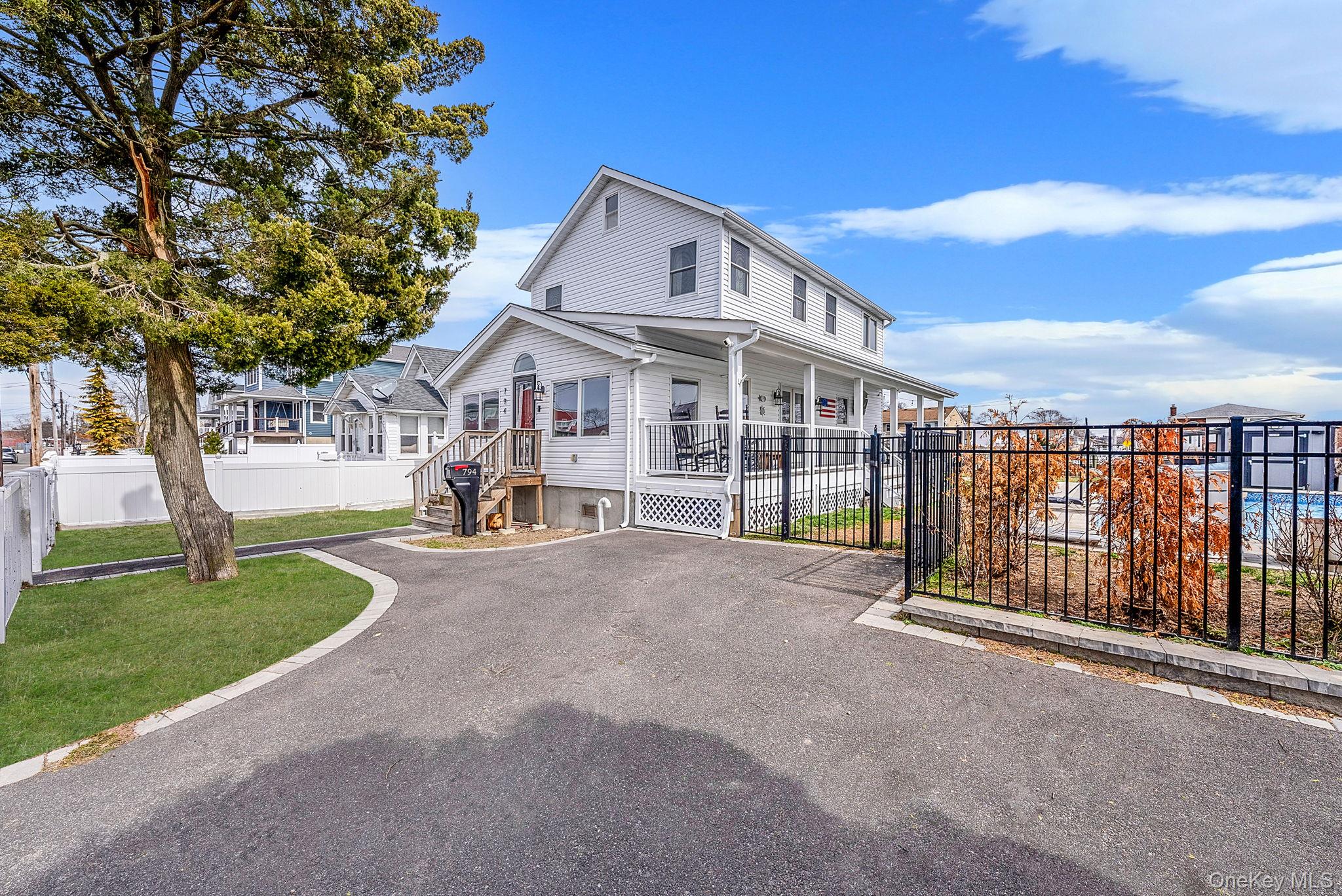 #1 photo, 794 Pecan Street, سوفولك Lindenhurst , NY 11757