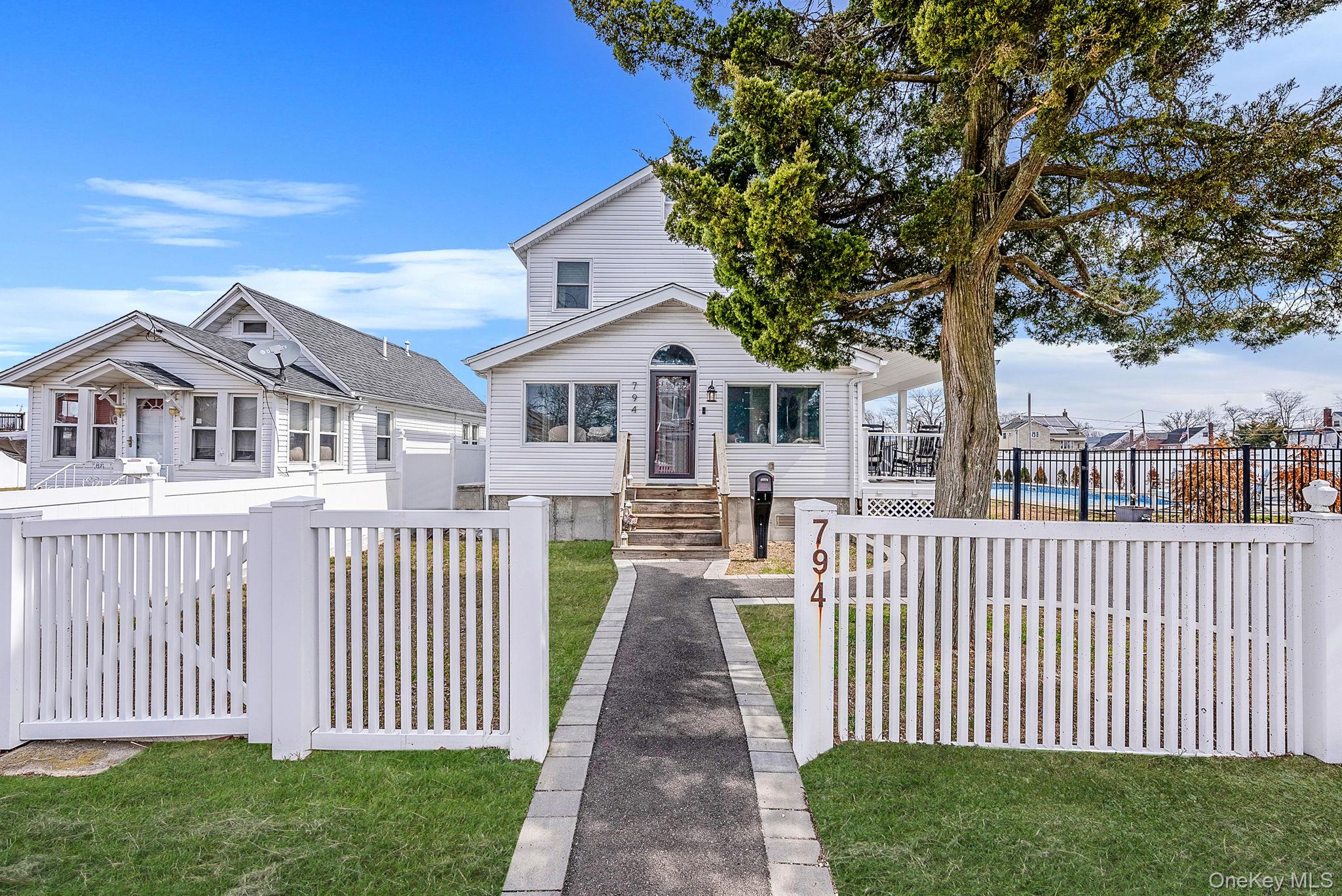 #2 photo, 794 Pecan Street, سوفولك Lindenhurst , NY 11757