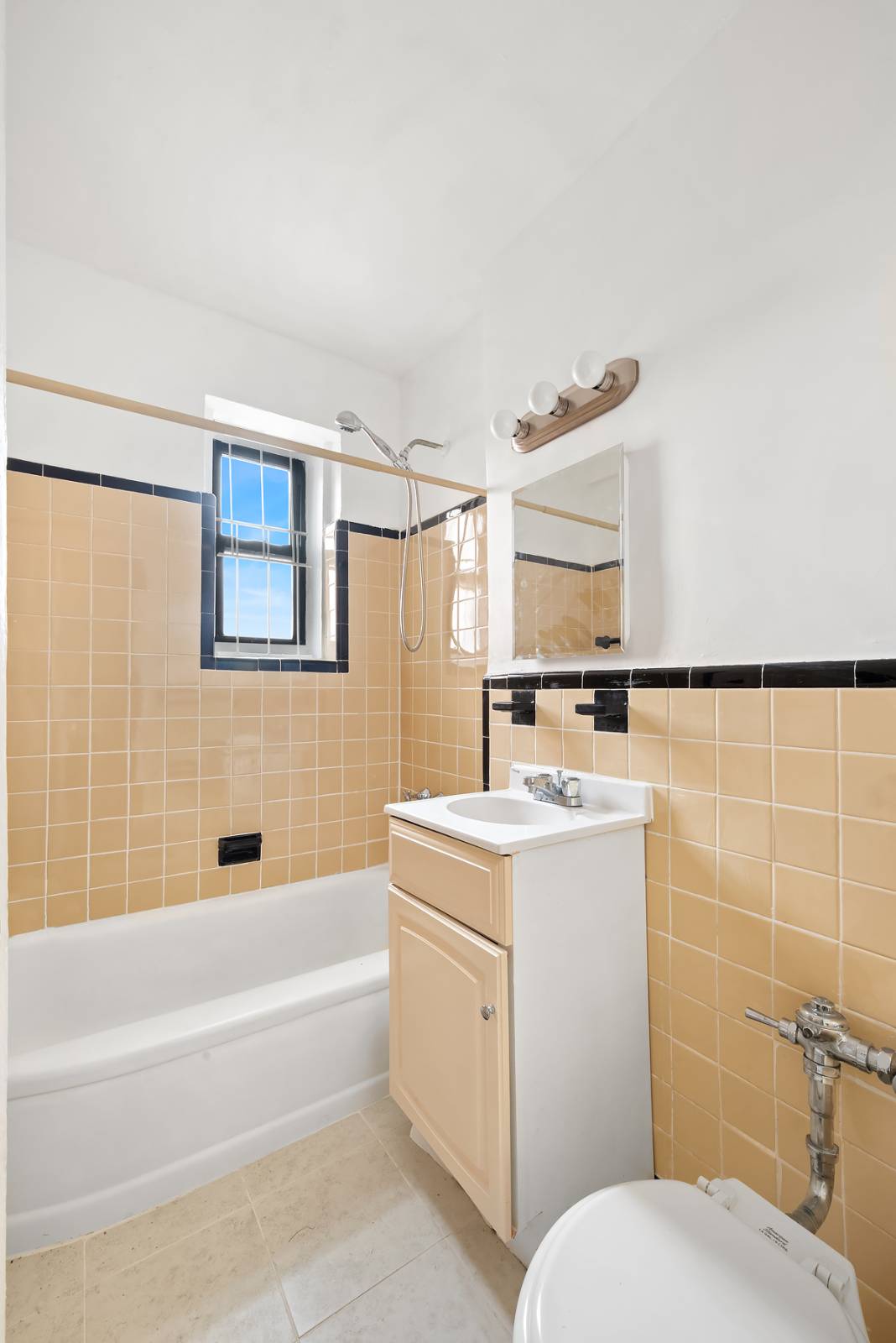 #4 photo, 44-16 Macnish St, #5D, Elmhurst , NY 11373