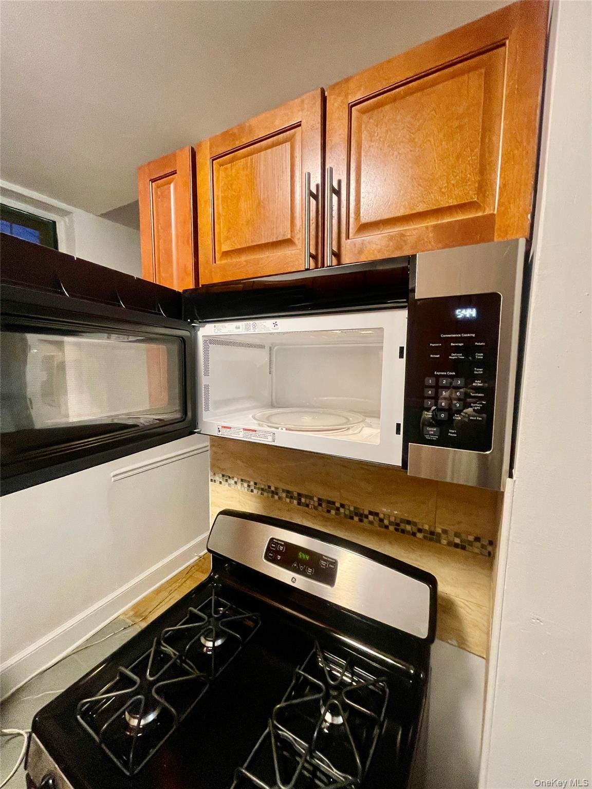 #3 photo, 1594 Metropolitan Avenue, Bronx , NY 10462