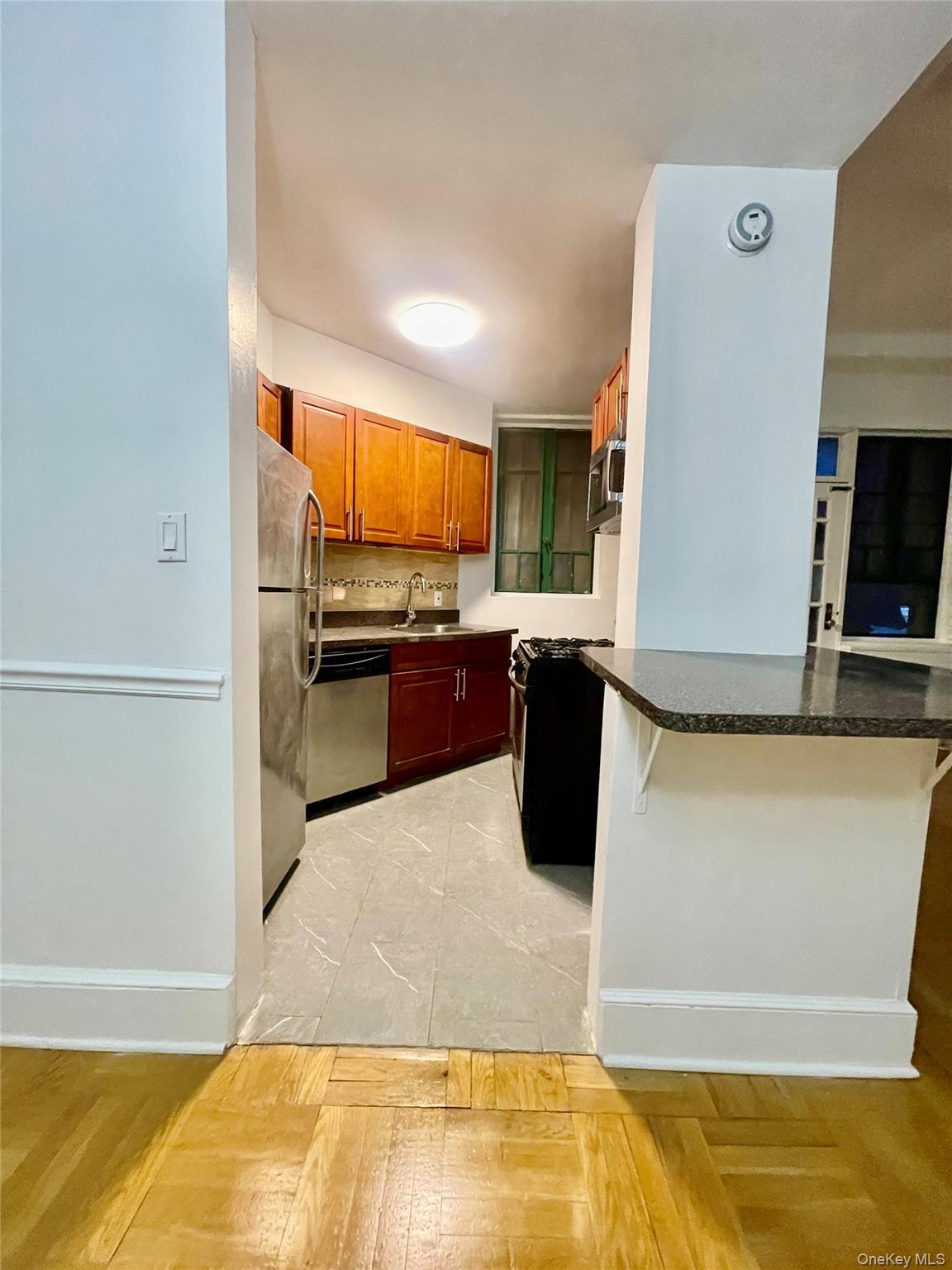 #4 photo, 1594 Metropolitan Avenue, Bronx , NY 10462