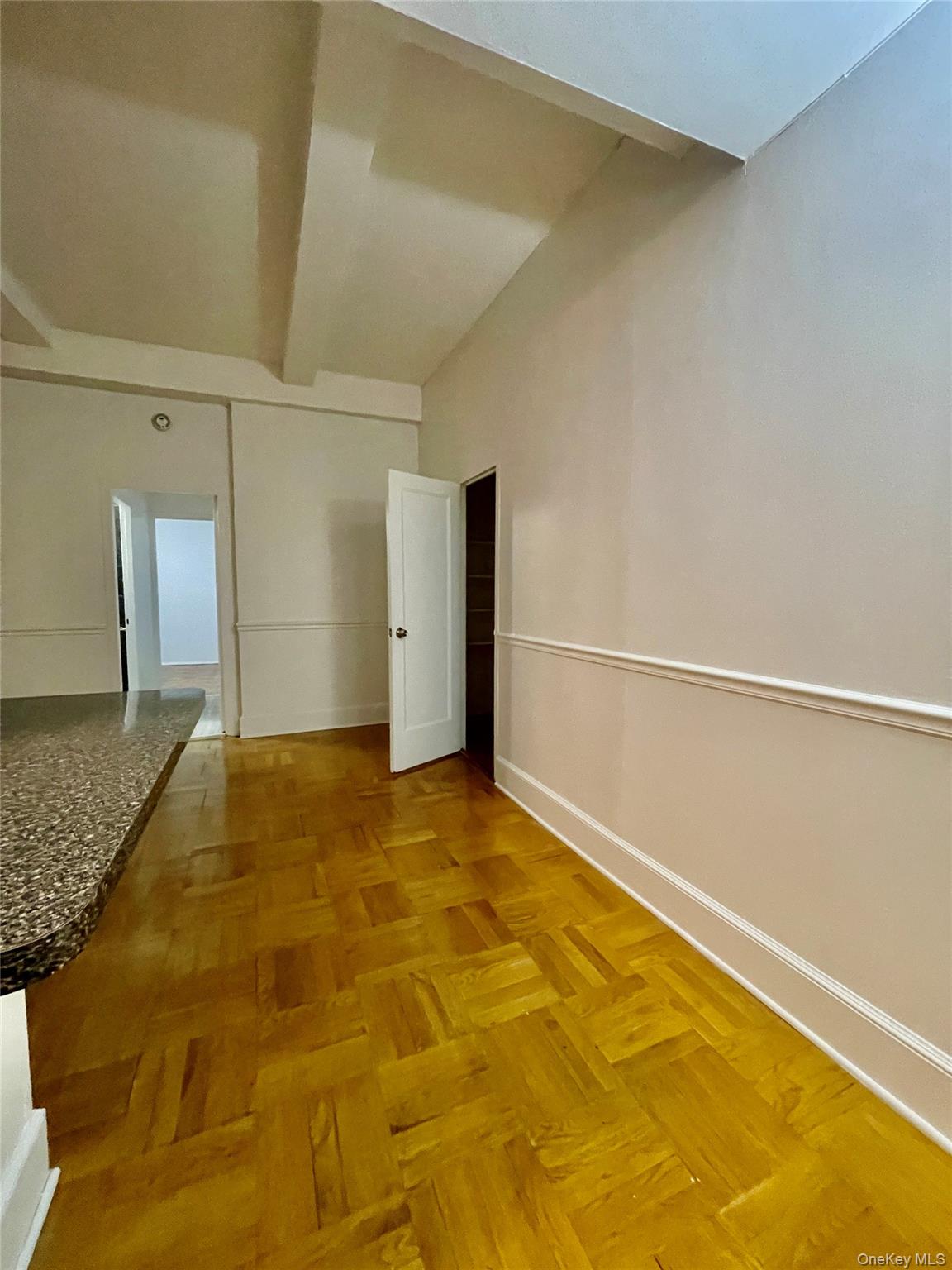 #7 photo, 1594 Metropolitan Avenue, Bronx , NY 10462