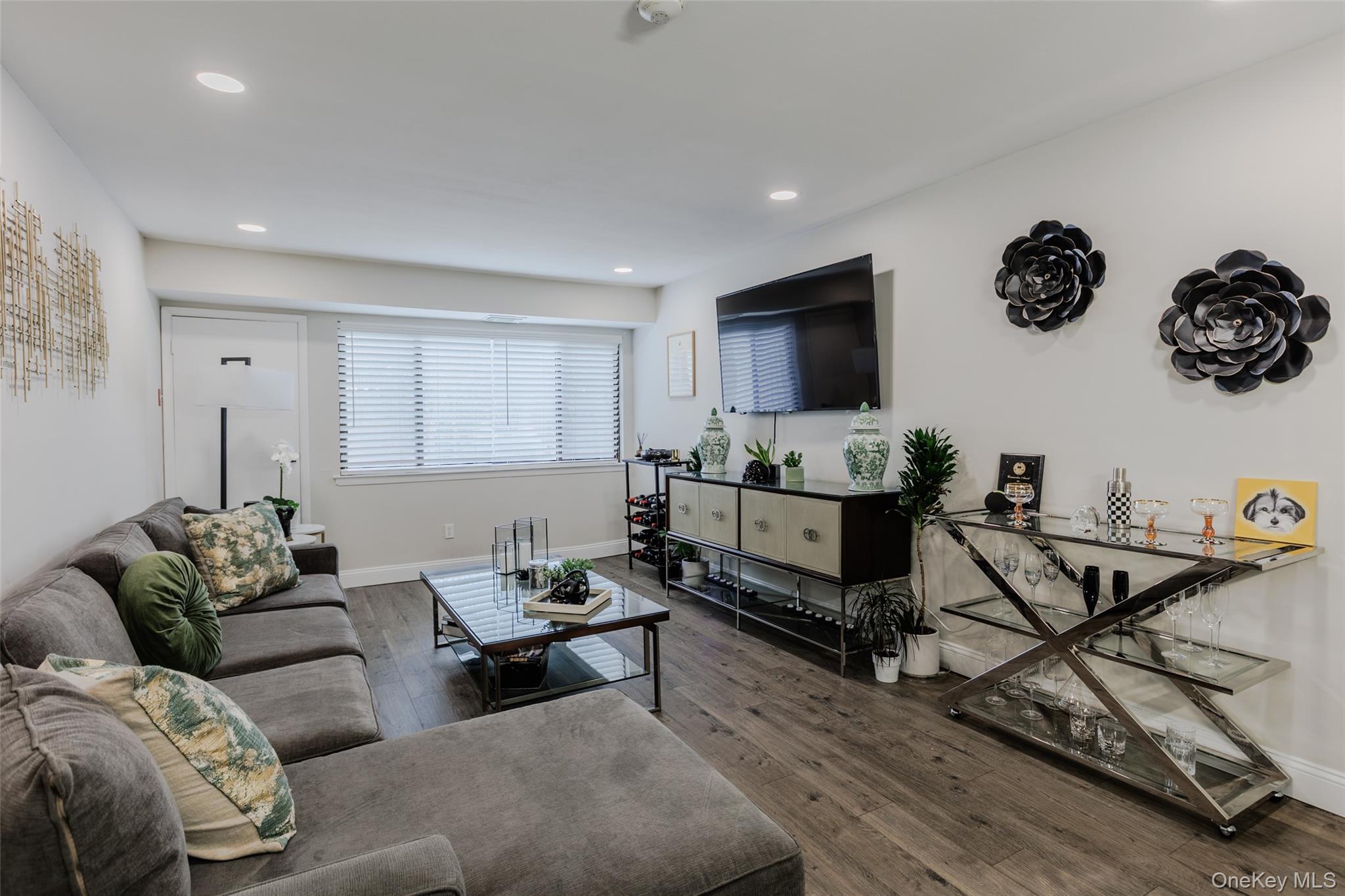 #6 photo, 172 Pointe Circle, Coram , NY 11727