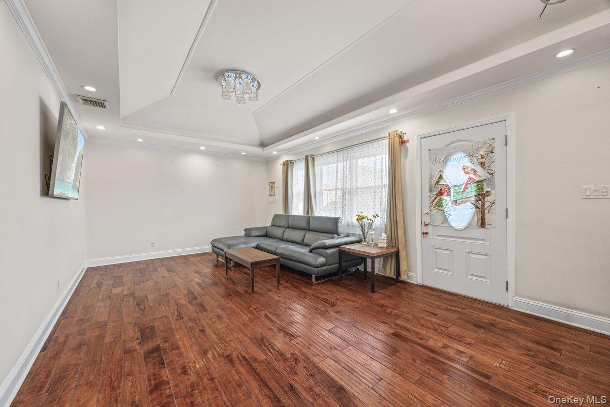 #5 photo, 100 Memphis Avenue, Floral Park , NY 11001