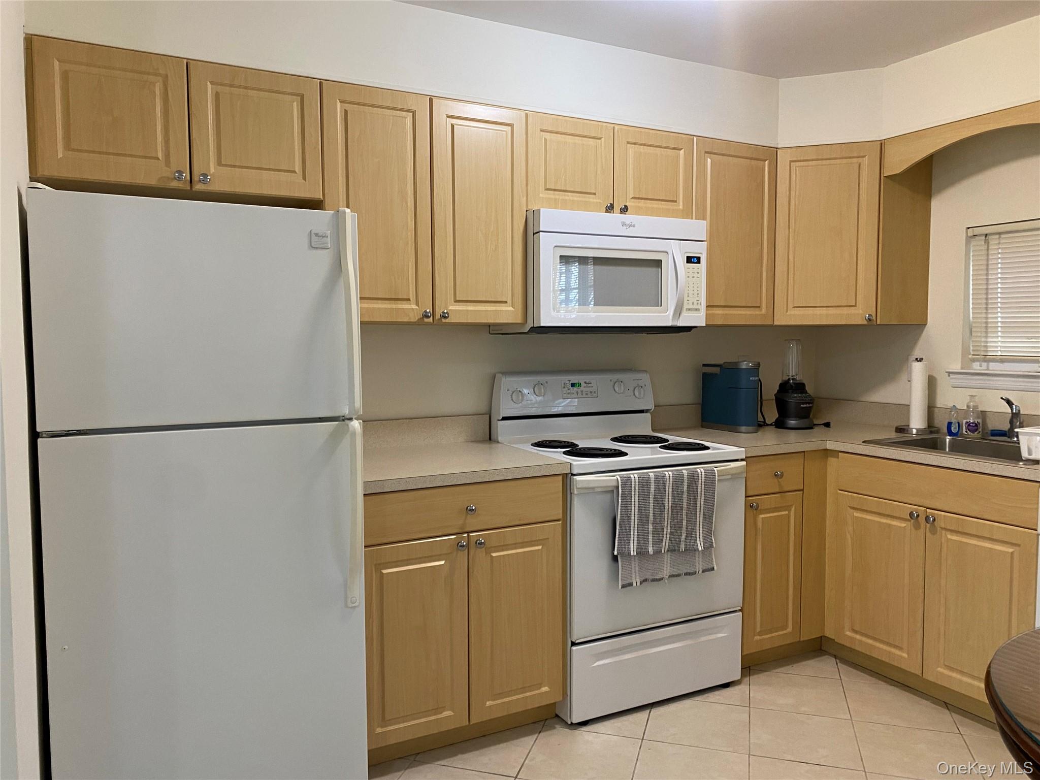 #5 photo, 594 W Montauk Highway, Lindenhurst , NY 11757