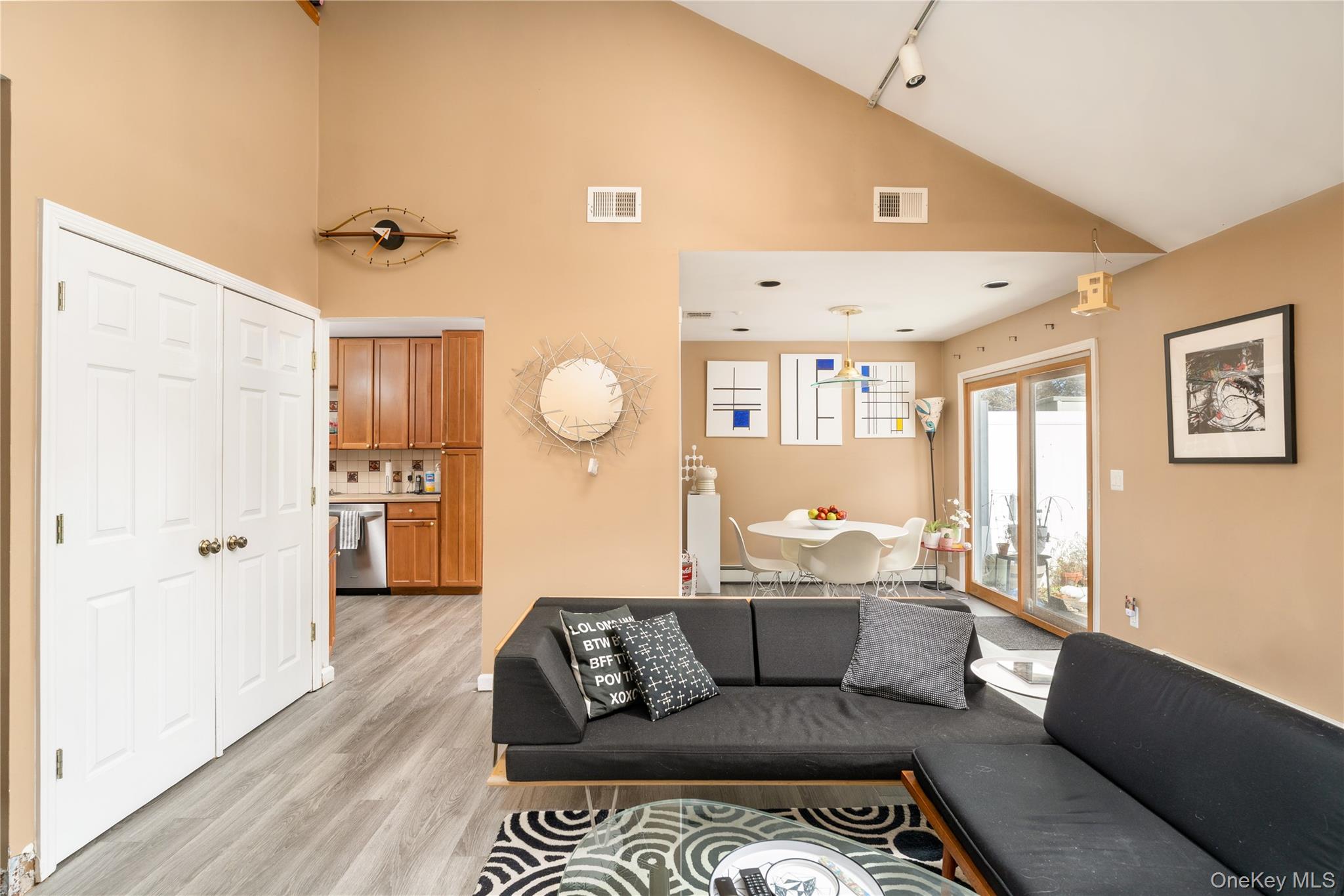 #19 photo, 6 Georgian Court, Coram , NY 11727