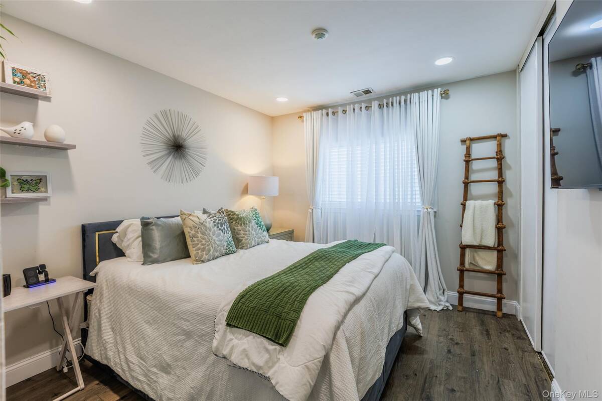 #13 photo, 172 Pointe Circle N, सफ़ोक काउंटी Coram , NY 11727