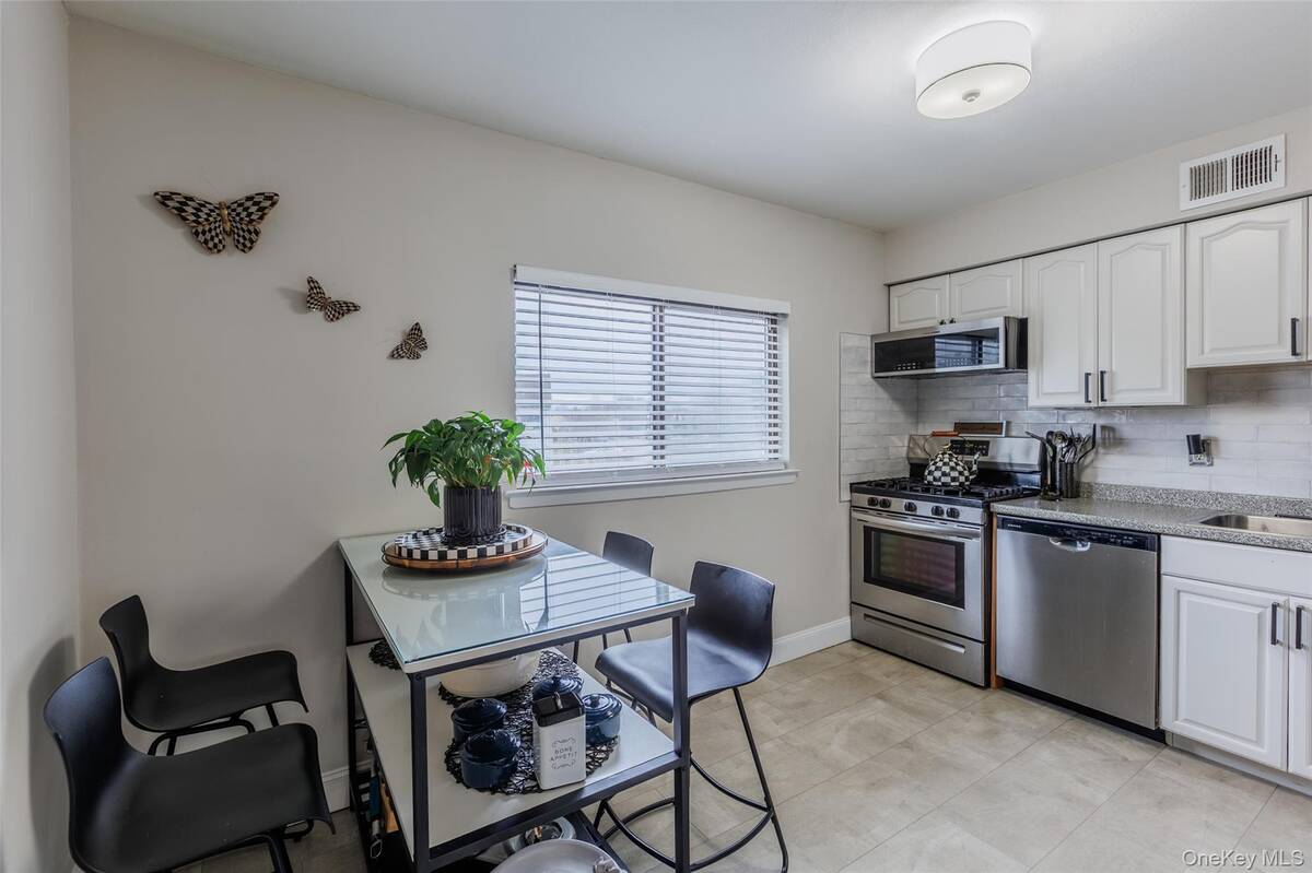 #6 photo, 172 Pointe Circle N, सफ़ोक काउंटी Coram , NY 11727