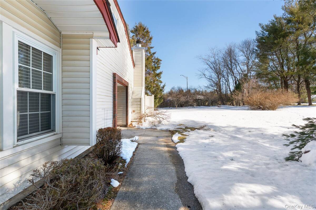 #1 photo, 6 Georgian Court, Coram , NY 11727