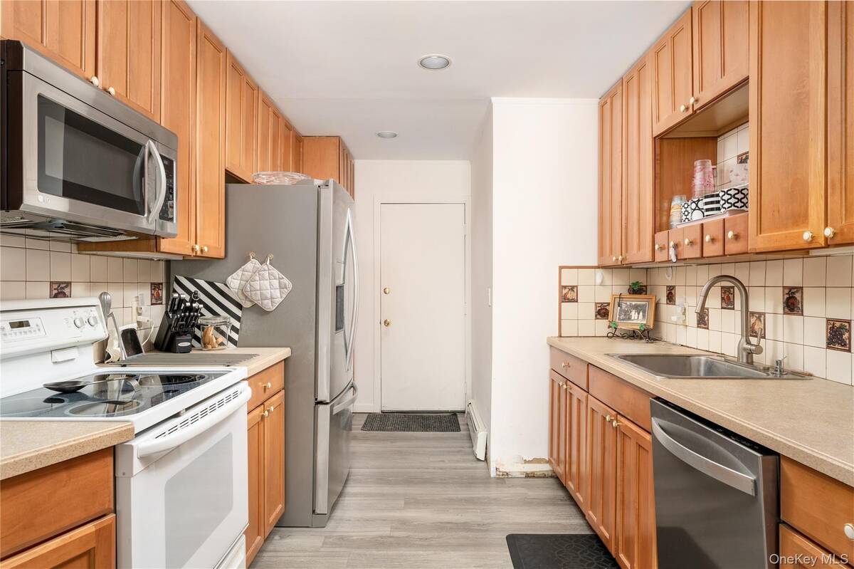 #11 photo, 6 Georgian Court, Coram , NY 11727