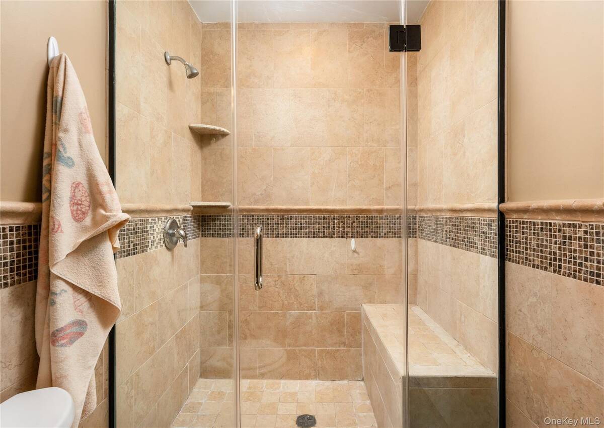 #17 photo, 6 Georgian Court, Coram , NY 11727