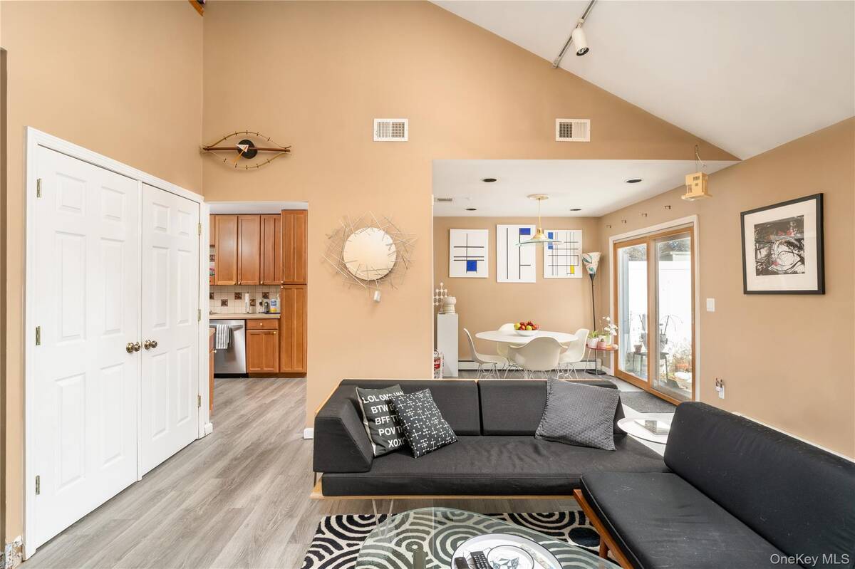 #18 photo, 6 Georgian Court, Coram , NY 11727