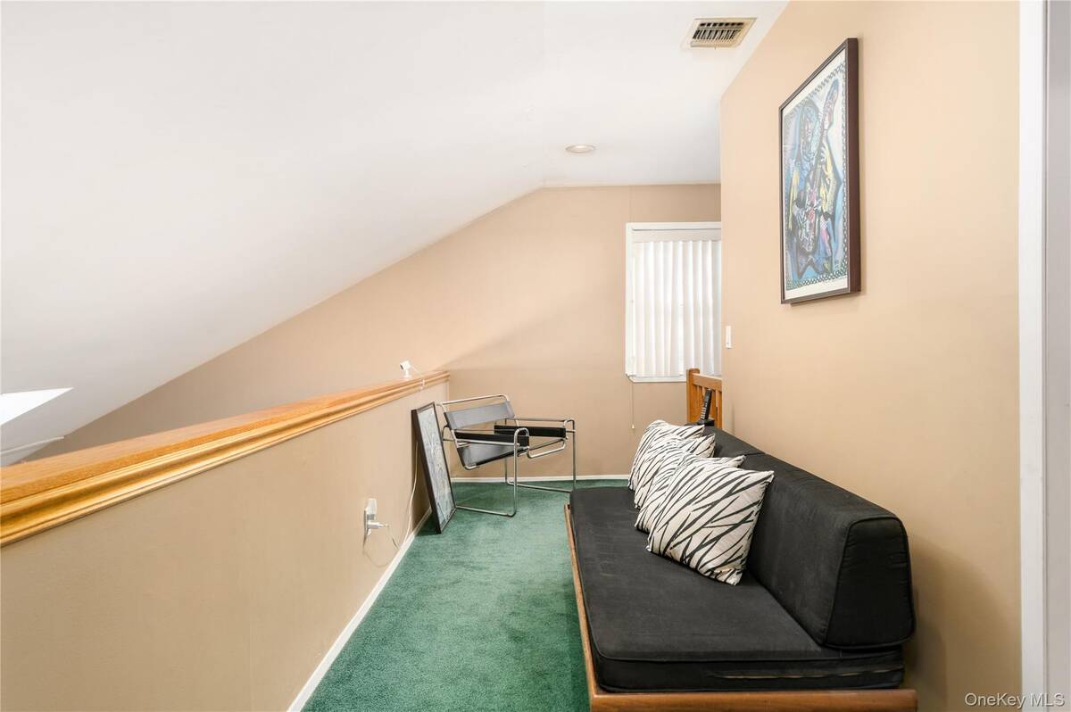 #20 photo, 6 Georgian Court, Coram , NY 11727