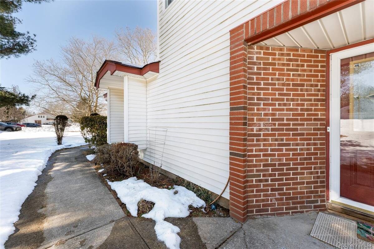 #25 photo, 6 Georgian Court, Coram , NY 11727