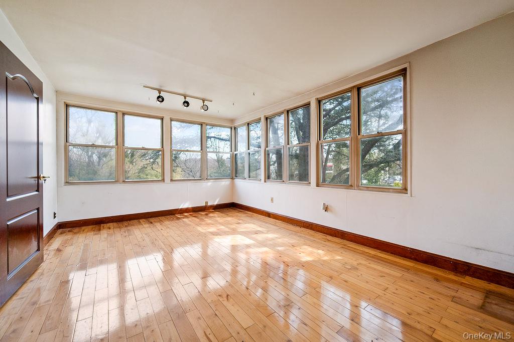 #4 photo, 11 Valley View Road, Great Neck , NY 11021