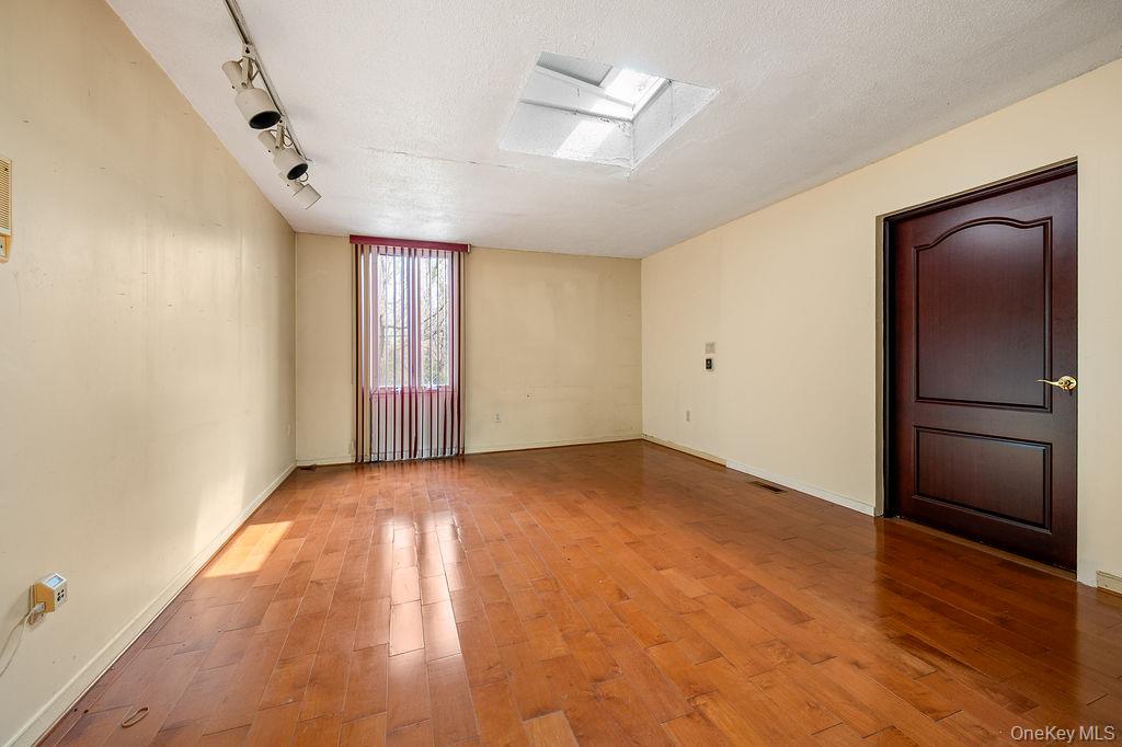 #8 photo, 11 Valley View Road, Great Neck , NY 11021