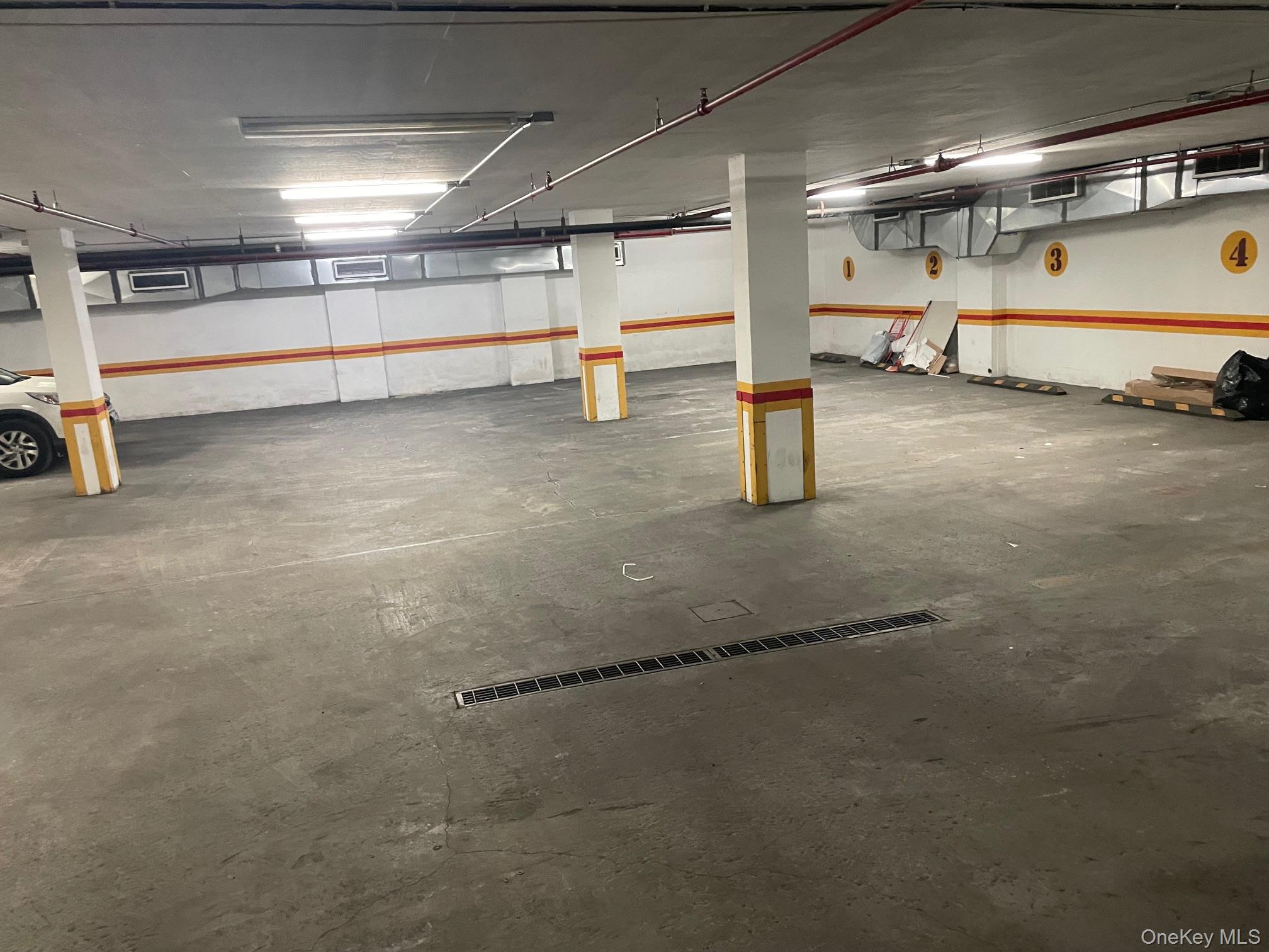 #13 photo, 41-42 College Point Boulevard, फ्लशिंग Flushing , NY 11355