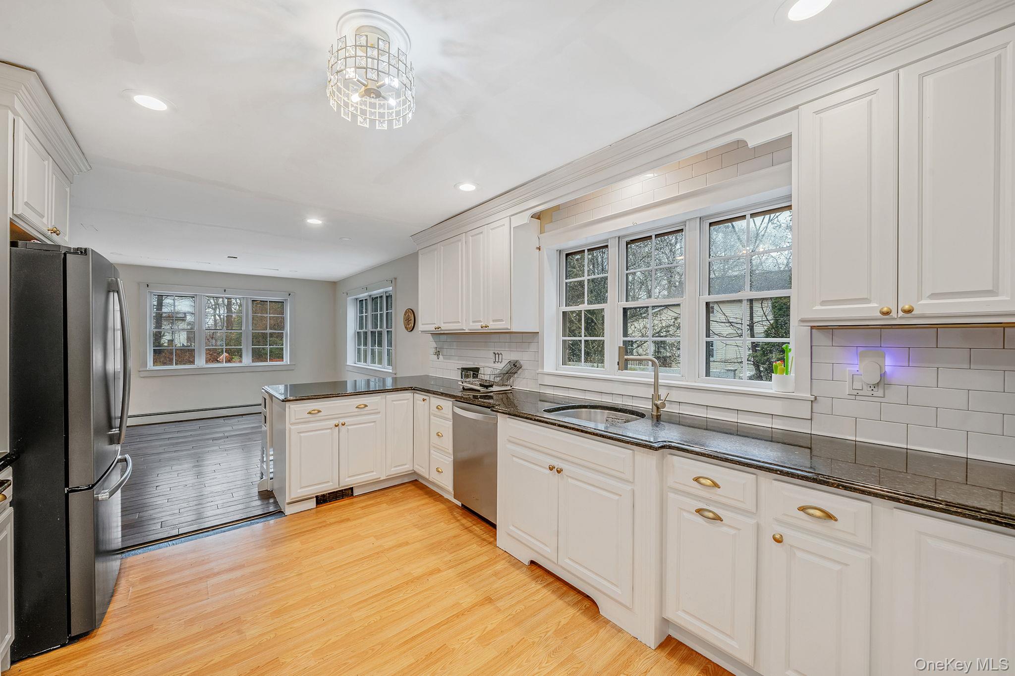 #16 photo, 273 N Country Road, Саффолк ‖ Miller Place , NY 11764