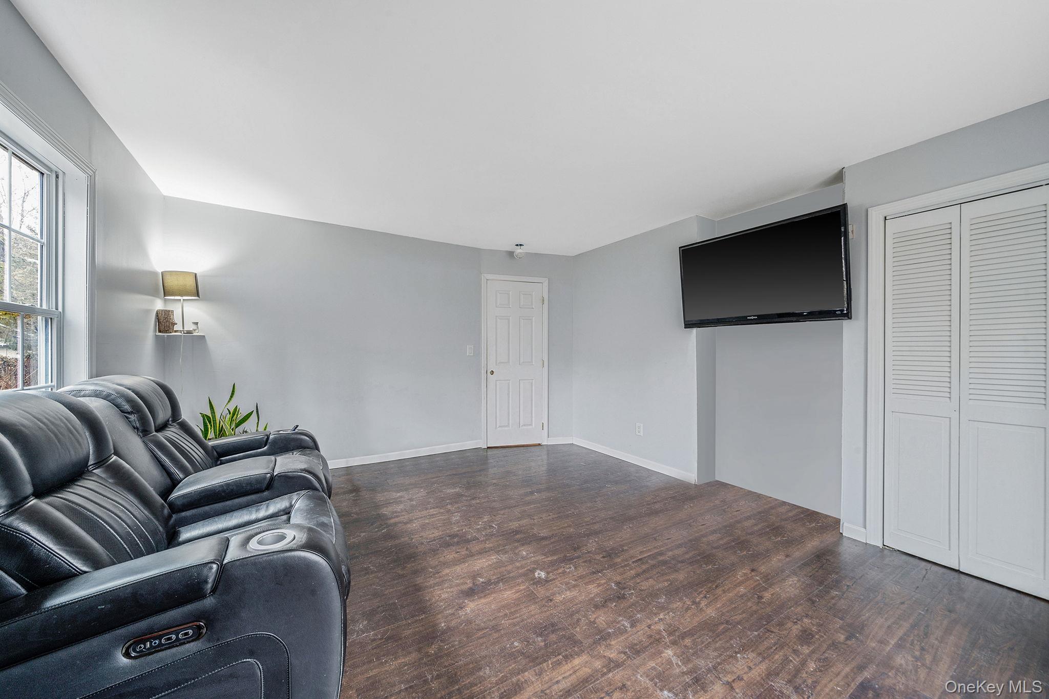 #19 photo, 273 N Country Road, Саффолк ‖ Miller Place , NY 11764