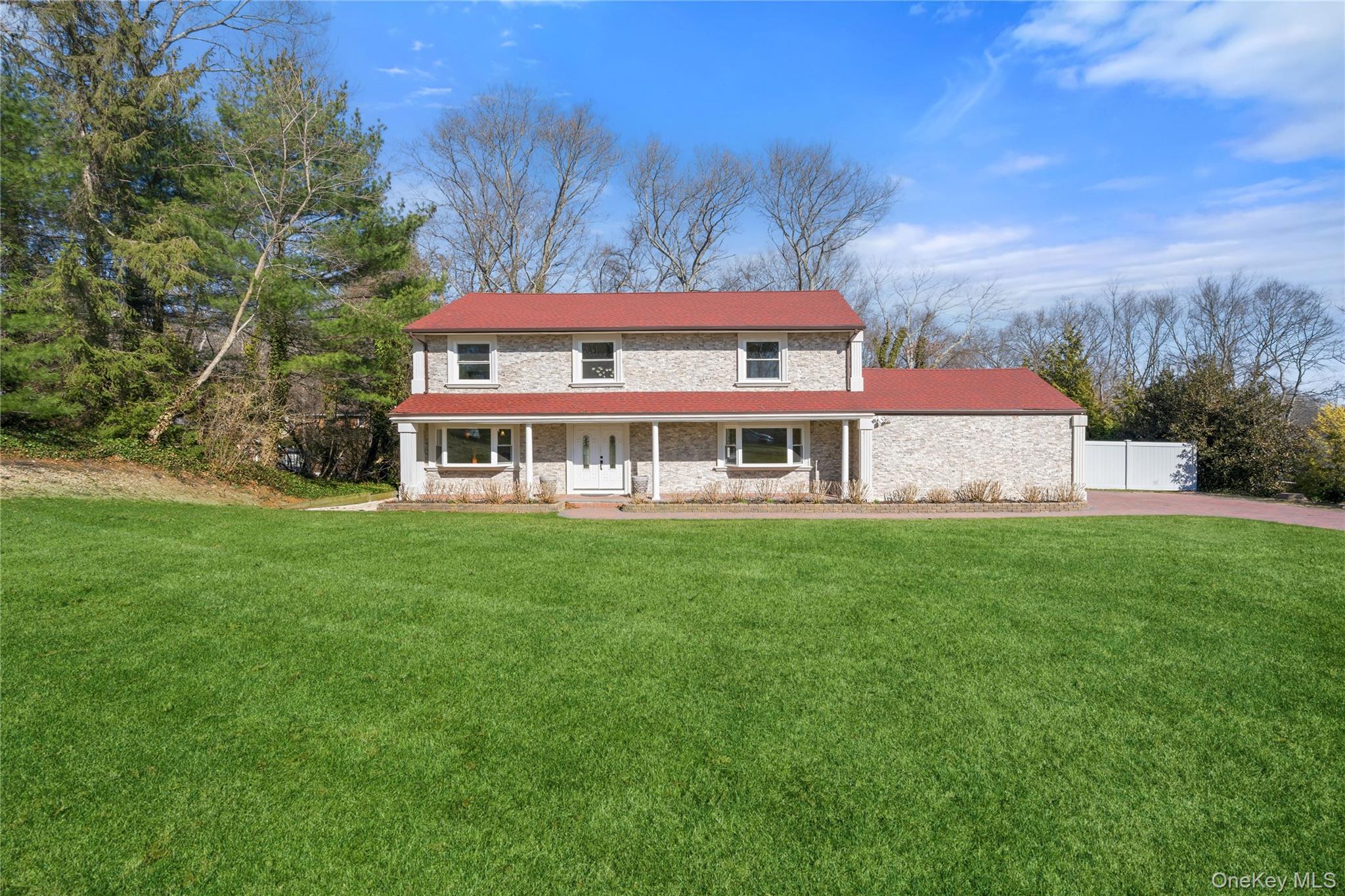 #1 photo, 10 Mont Avenue, Саффолк ‖ Dix Hills , NY 11746