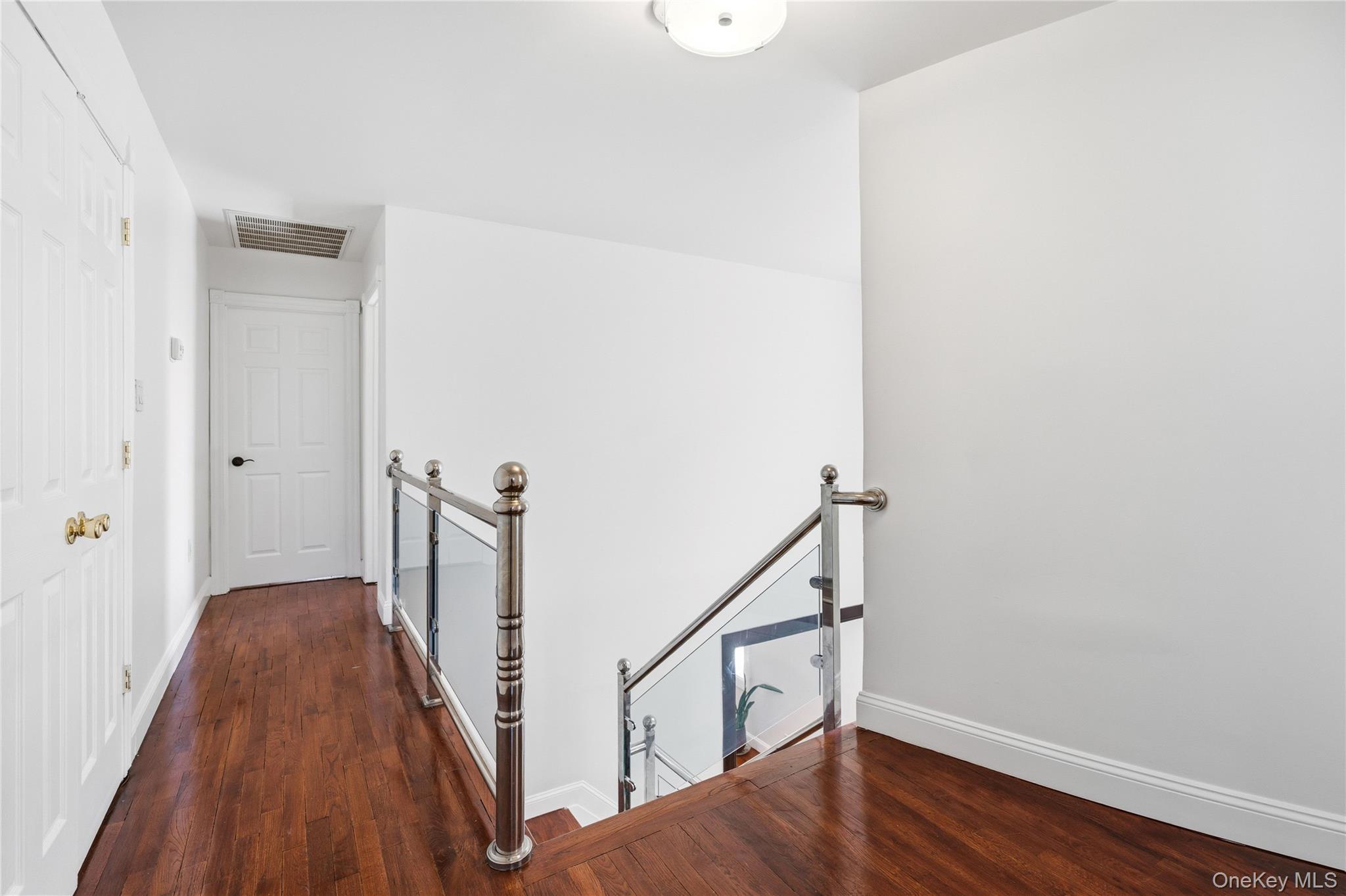 #17 photo, 10 Mont Avenue, Саффолк ‖ Dix Hills , NY 11746