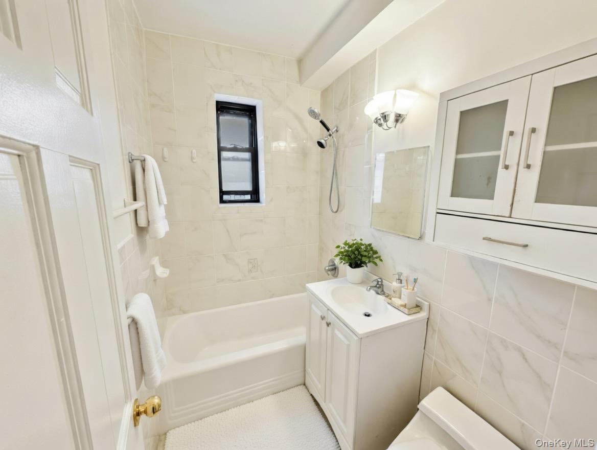 #3 photo, 22-08 76th Street, クイーンズ区 East Elmhurst , NY 11370