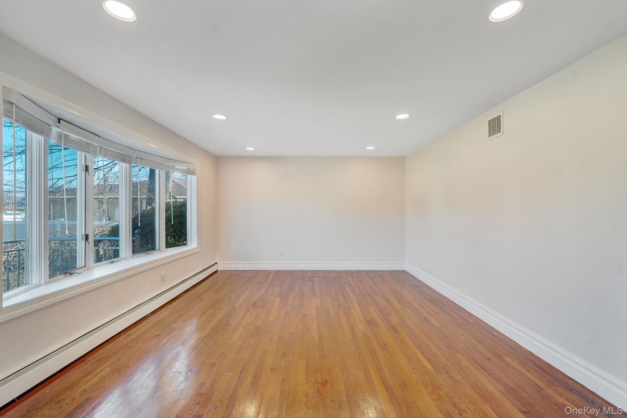 #3 photo, 76 Balcom Road, Нассау ‖ Farmingdale , NY 11735