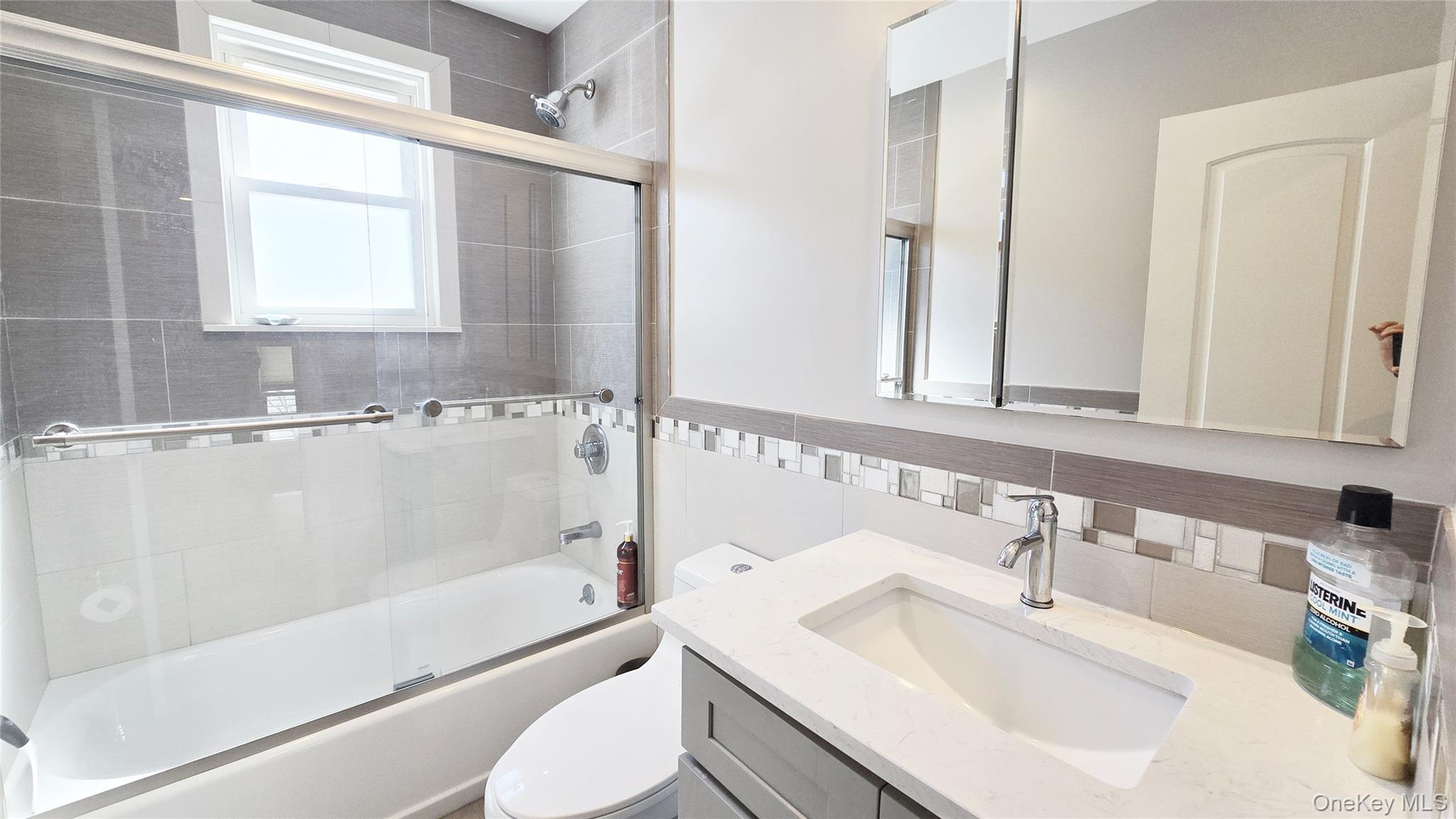 #14 photo, 37-17 221st Street, कुईंस Bayside , NY 11361