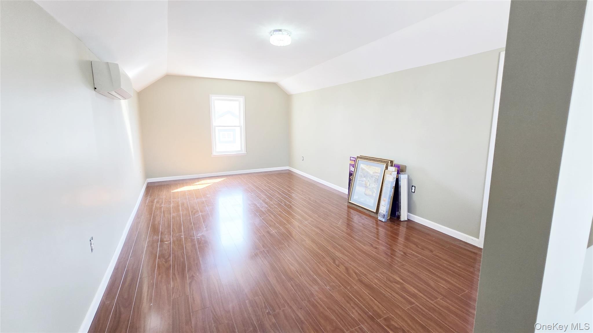 #19 photo, 37-17 221st Street, कुईंस Bayside , NY 11361