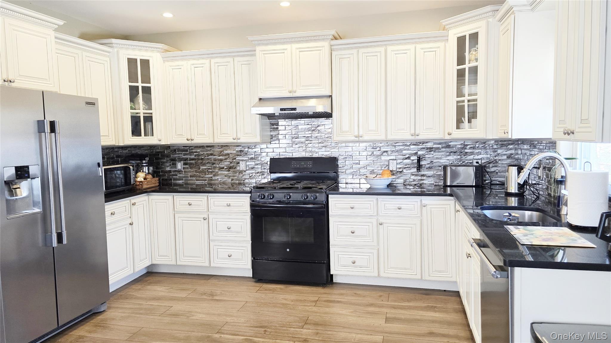 #2 photo, 37-17 221st Street, कुईंस Bayside , NY 11361