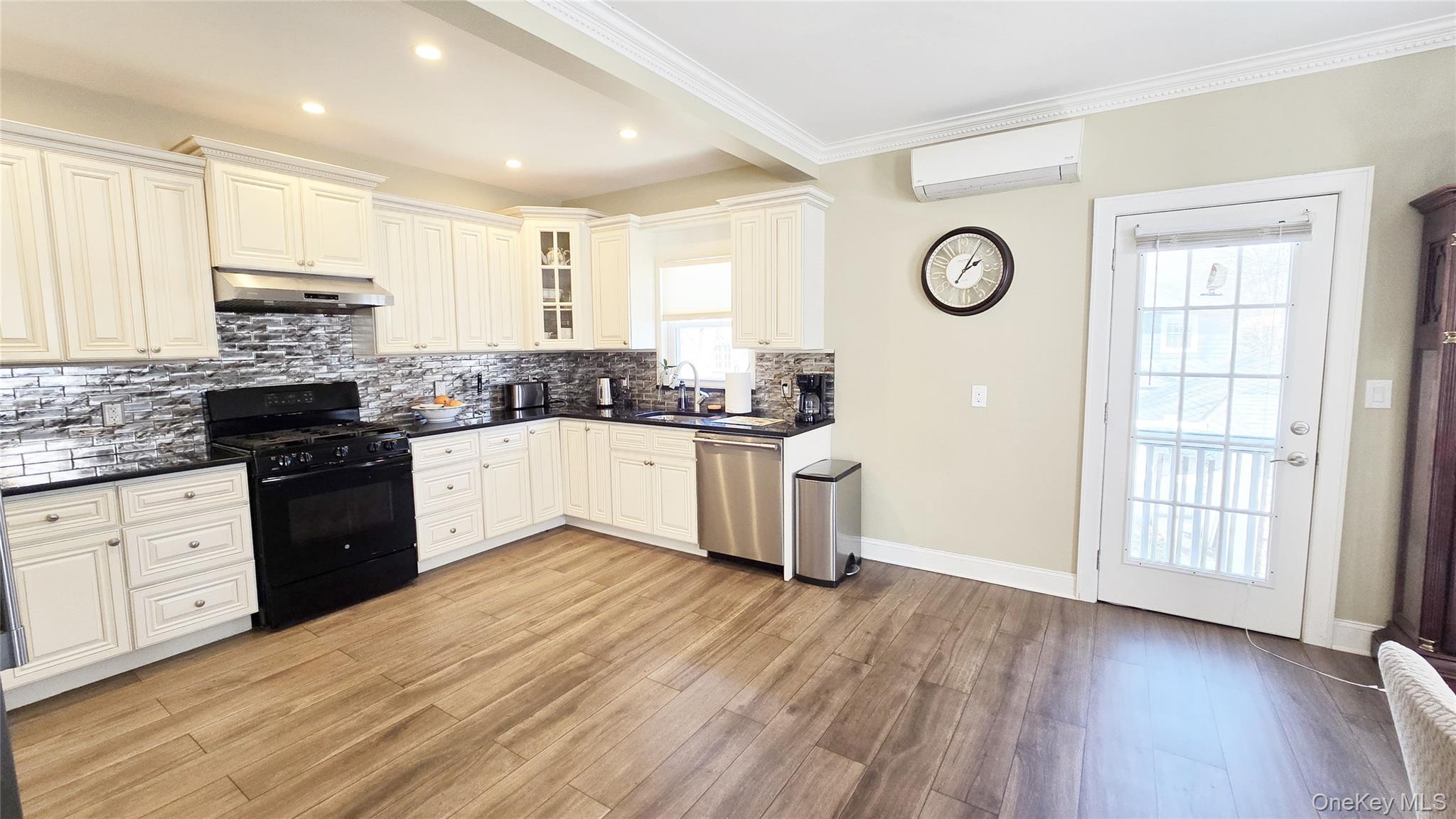 #3 photo, 37-17 221st Street, कुईंस Bayside , NY 11361