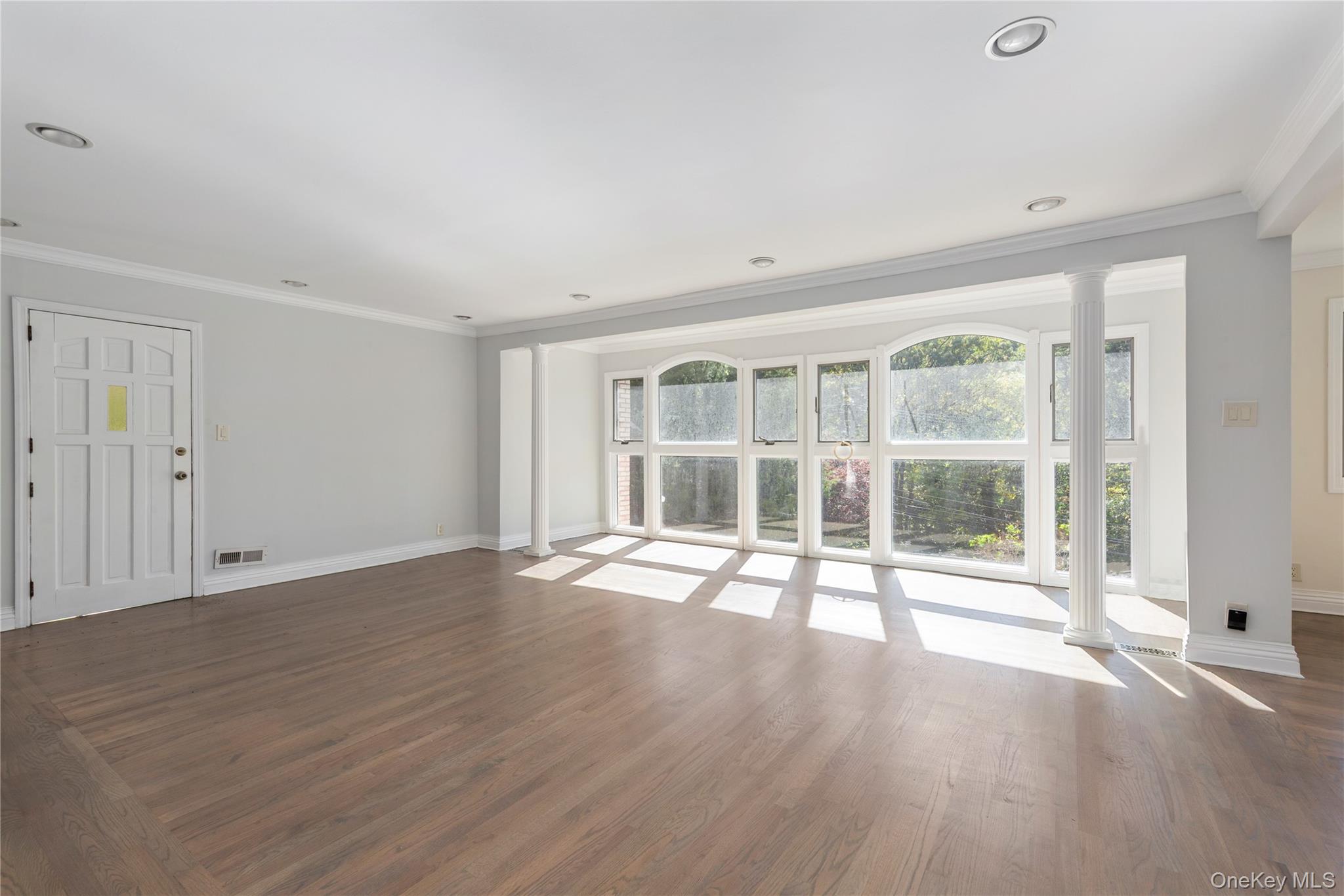 #3 photo, 7157 Douglaston Parkway, クイーンズ区 Little Neck , NY 11362