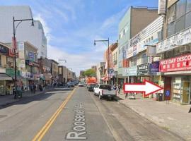 13687 Roosevelt Avenue 房源照片 1
