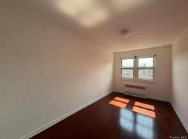 3220 56th Street #3 木边 Woodside, NY