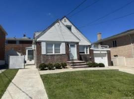 28-52 215th Place 贝塞 Bayside, NY