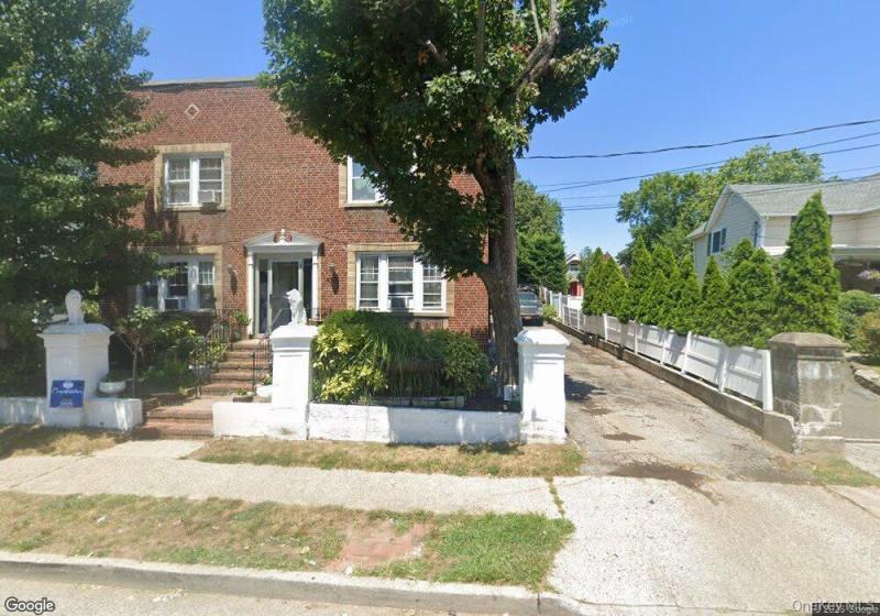 #1 photo, 41 1/2 Avenue A, מחוז נסאו Port Washington , NY 11050
