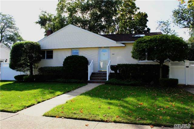 #1 photo, 556 Rutherford Dr, ناسو Seaford , NY 11783