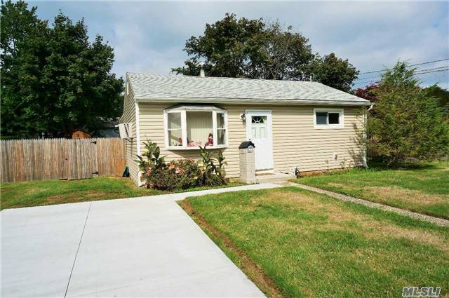 #1 photo, 17 Willow Street, サフォーク郡 Central Islip , NY 11722