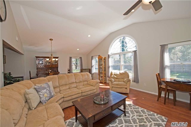 #1 photo, 8 Sussex Lane, 东长岛 Stony Brook , NY 11790