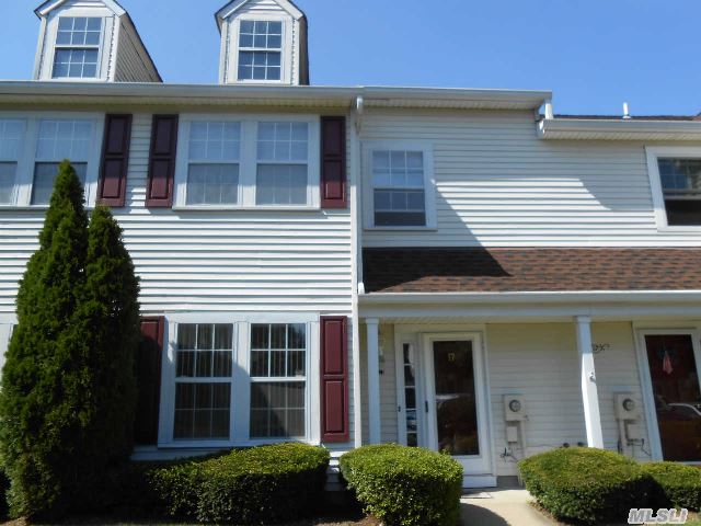 #1 photo, 17 Stratford Green, Farmingdale , NY 11735