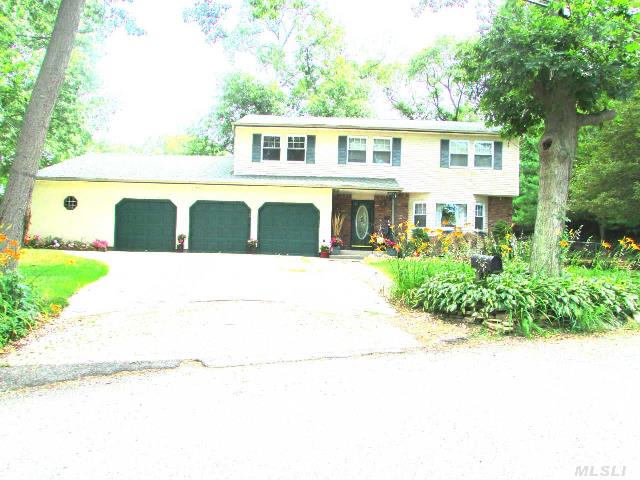 #1 photo, 424 Croaton Street, Ronkonkoma , NY 11779