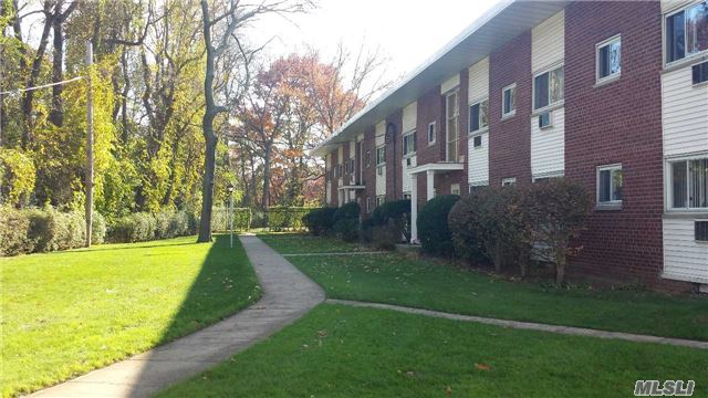 #1 photo, 125 Hempstead Garden Drive, ناسو W. Hempstead , Ny 11552