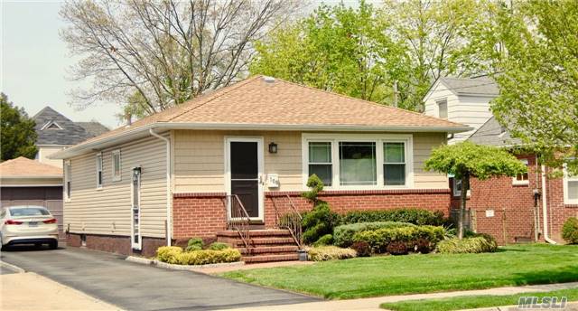 #1 photo, 108 Lakeview Avenue, ナッソー郡 Lynbrook , NY 11563