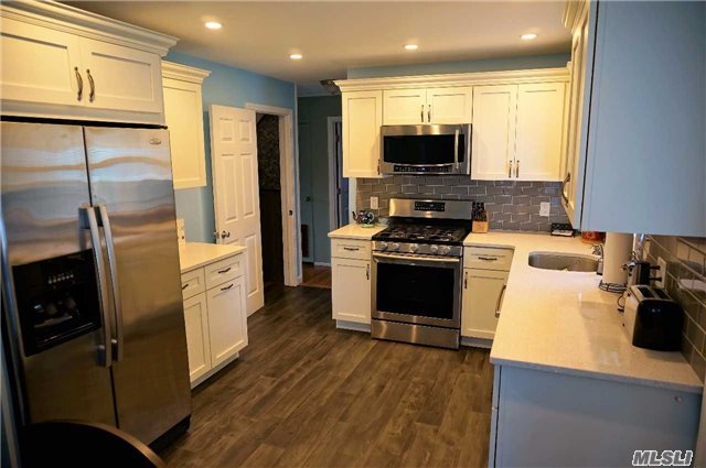 #1 photo, 82 Lakewood Avenue, サフォーク郡 Lake Ronkonkoma , NY 11779