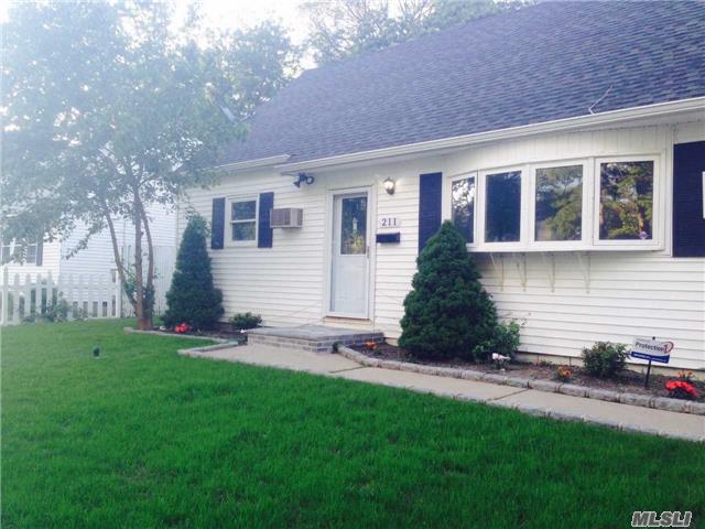 #1 photo, 211 Parkway Boulevard, সাফোক কাউন্টি Wyandanch , NY 11798