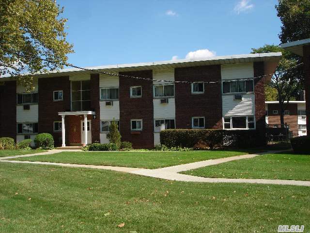 #1 photo, 125 Hempstead Garden Drive, ناسو West Hempstead , NY 11552