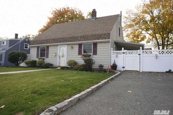 #1 photo, 28 Shelter Lane, ناسو Levittown , NY 11756